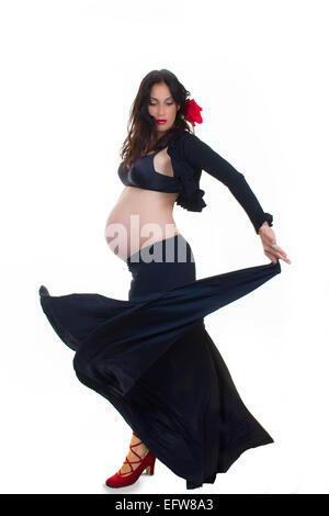 Femme enceinte active faisant danses espagnoles Banque D'Images