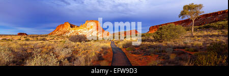 Les roches de la vallée de l'arc-en-ciel paysage paysages sentier de randonnée de l'outback Australie Centrale australienne gommiers Territoire du Nord Banque D'Images