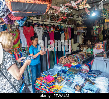 Portrait dame inspecte les marchandises au marché à Ubud, Bali, Indonésie Banque D'Images