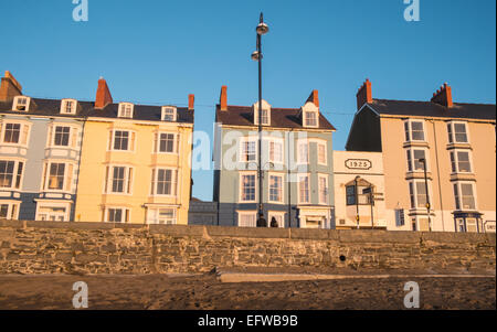 Maisons en terrasse le long de Victoria,terrasse avec vue sur la plage et la baie de Cardigan au coucher du soleil, Aberystwyth, Ceredigion, pays de Galles, Pays de Galles. Banque D'Images