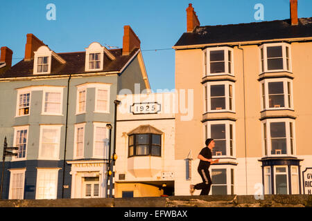 Maisons en terrasse le long de Victoria,terrasse avec vue sur la plage et la baie de Cardigan au coucher du soleil, Aberystwyth, Ceredigion, pays de Galles, Pays de Galles. Banque D'Images