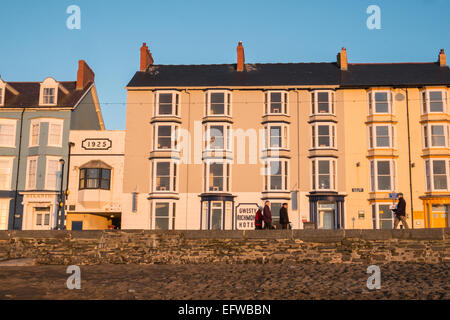 Maisons en terrasse le long de Victoria,terrasse avec vue sur la plage et la baie de Cardigan au coucher du soleil, Aberystwyth, Ceredigion, pays de Galles, Pays de Galles. Banque D'Images