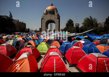 La ville de Mexico, Mexique. 10 fév, 2015. Les enseignants du coordonnateur national des travailleurs de l'éducation de l'état d'Oaxaca participer à un camp au cours d'une manifestation à l'esplanade du monument à la Révolution, dans la ville de Mexico, capitale du Mexique, le 10 février, 2015. Credit : Alejandro Ayala/Xinhua/Alamy Live News Banque D'Images