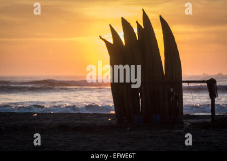 Plage de sunset typique du nord du Pérou avec des canoës traditionnels caballitos de roseau (totora) Banque D'Images