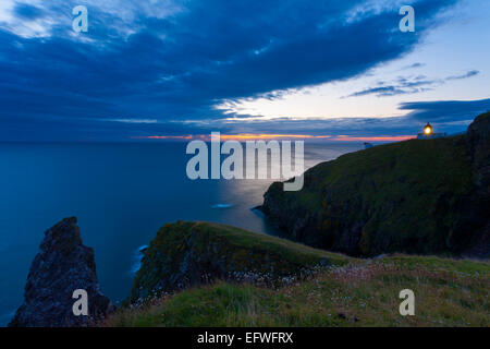 Le littoral à St Abbs head est vraiment spectaculaire. Ses falaises escarpées offrent d'excellents points de vue sur le cristal c Banque D'Images