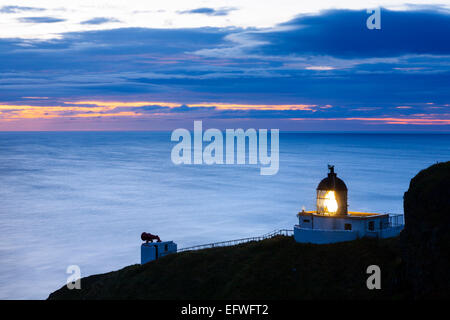 Le phare de St Abbs head pendant l'heure bleue, à l'aube. Banque D'Images