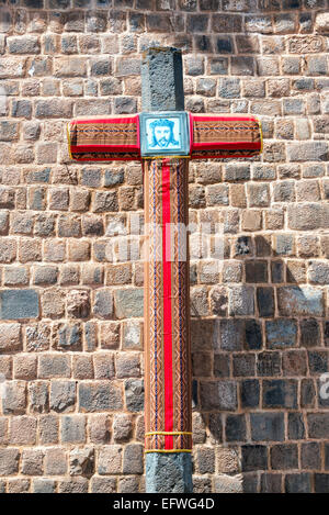 Croix avec une image de Jésus sur elle dans le quartier de San Blas à Cusco, Pérou Banque D'Images