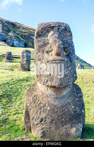 Trois statues Moai à Rano Raraku sur l'île de Pâques Banque D'Images