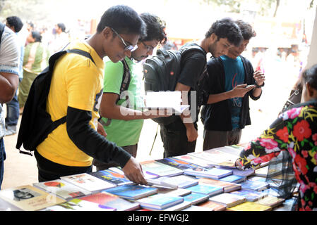 Dhaka, Bangladesh. 10 fév, 2015. Les visiteurs choisissent des livres à un décrochage durant la foire du livre Ekushy Amar à Dhaka, Bangladesh, le 10 février 2015. L'Amar Ekushey Boi Mela, le plus grand salon du livre en Bangladesh, dure du 1er février au 28 février. © Shariful Islam/Xinhua/Alamy Live News Banque D'Images