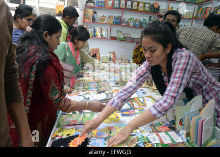 Dhaka, Bangladesh. 10 fév, 2015. Une vendeuse organise des livres à un décrochage durant la foire du livre Ekushy Amar à Dhaka, Bangladesh, le 10 février 2015. L'Amar Ekushey Boi Mela, le plus grand salon du livre en Bangladesh, dure du 1er février au 28 février. © Shariful Islam/Xinhua/Alamy Live News Banque D'Images