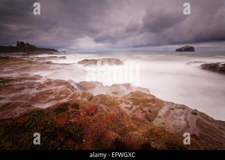 Le temps orageux à Seacliff beach près de North Berwick, avec le Bass Rock visibles à l'horizon. Banque D'Images