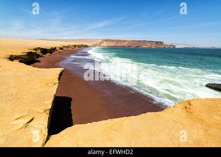 Plage de sable rouge appelé Playa Colorada près de Paracas, Pérou Banque D'Images