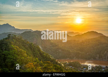 Coucher de soleil sur les collines couvertes de jungle luxuriante avec la rivière Beni visible à Rurrenabaque, Bolivie Banque D'Images
