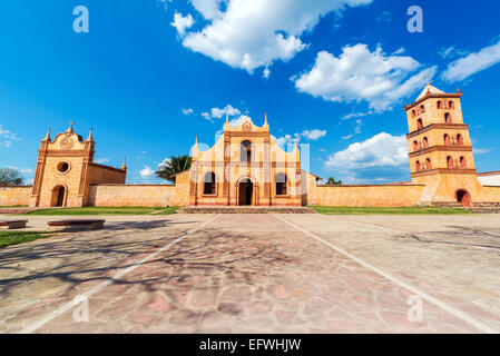 Église, Chapelle et clocher de la mission jésuite au Patrimoine Mondial de l'UNESCO à San José de Chiquitos, Bolivie Banque D'Images