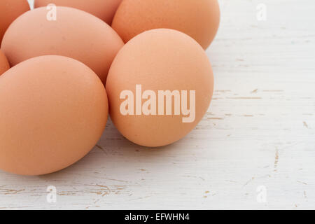 Oeufs brun sur fond blanc table minable Banque D'Images