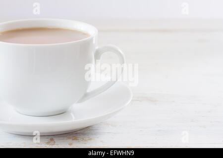 Tasse de thé sur une table en bois miteux Banque D'Images
