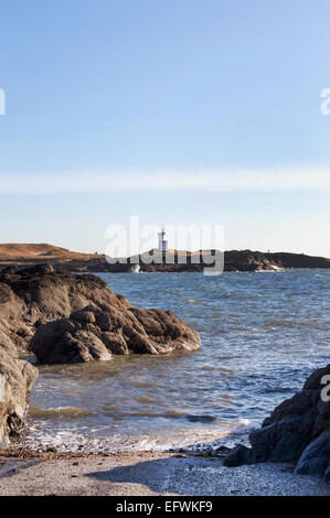 Elie phare avec avec terrain rocheux et la rivière en premier plan. Elie, East Neuk de Fife, Scotland Banque D'Images