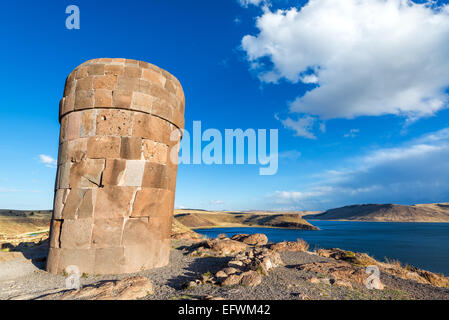 Tour funéraire à Sillustani avec superbe lac Umayo dans le fond près de Puno, Pérou Banque D'Images