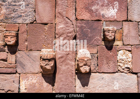 Des visages sur un mur dans le temple semi-souterraine à Tiwanaku près de La Paz, Bolivie Banque D'Images