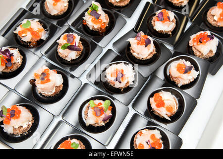 De l'Apéritif, poissons, oeufs de saumon et vert canapés d'herbes Banque D'Images