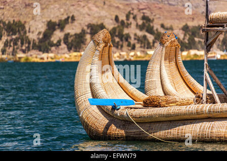 Vue rapprochée d'un roseau, ou des roseaux, en bateau sur le lac Titicaca près d'îles flottantes Uros près de Puno, Pérou Banque D'Images