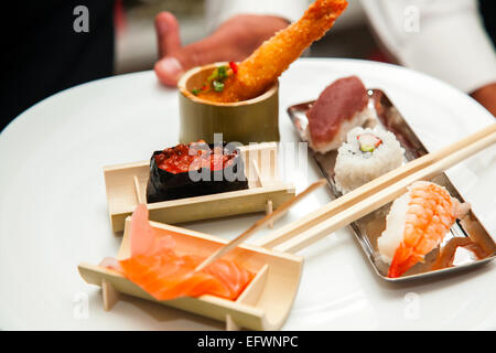 Les sushis japonais de fruits de mer, prêt à être servi Banque D'Images