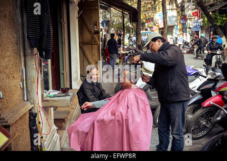 Salon de coiffure de la rue dans le vieux quartier de Hanoi, Vietnam. Banque D'Images