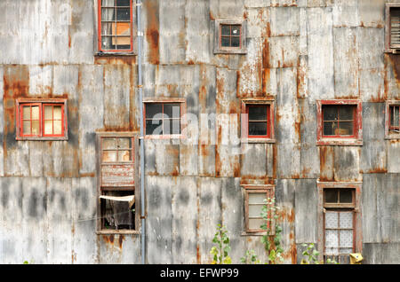 Vieux Mur rustique et endommagées et windows dans l'UNESCO World Heritage city de Valparaiso, Chili Banque D'Images