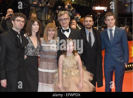 Berlin, Allemagne. 10 fév, 2015. Producteur Gian-Piero Ringel (L-R), l'actrice française Charlotte Gainsbourg, actrice canadienne Marie-Josée Croze, directeur Wim Wenders, US-l'acteur James Franco, l'acteur canadien Robert Naylor et Lilah Fitzgerald (avant) arriver à la projection de "Tout ira bien" au cours de la 65e Festival du Film de Berlin, à Berlin, Allemagne, 10 février 2015. Le film est présenté en compétition officielle (hors compétition) de la Berlinale, qui se déroulera du 05 au 15 février 2015. PHOTO : FELIX HOERHAGER/dpa/Alamy Live News Banque D'Images