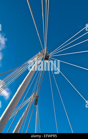 Détail structurel des pylônes de métal blanc et haubans de l'Hungerford Bridge, Londres, vu contre un ciel bleu profond, Angleterre Banque D'Images