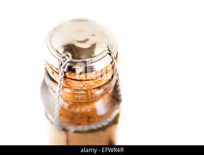 Le cou d'une bouteille de champagne close-up isolé sur fond blanc Banque D'Images