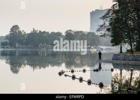 Les pêcheurs à la baie du lac Mau, Hanoi, Vietnam. Banque D'Images