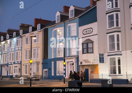 Maisons en terrasse le long de Victoria,terrasse avec vue sur la plage et la baie de Cardigan au coucher du soleil, Aberystwyth, Ceredigion, pays de Galles, Pays de Galles. Banque D'Images