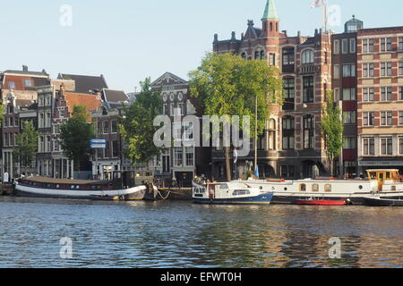 Péniches le long d'un canal à Amsterdam. Banque D'Images
