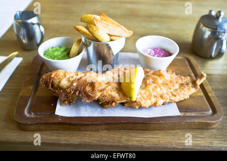 dh Édimbourg repas POISSON PANÉ UK ÉCOSSE Scottish Posh poisson et des frites sur des plats cuits sur plaque Banque D'Images