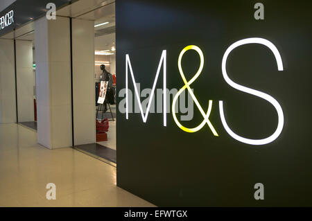 dh M and S MARKS ET SPENCER UK M&S Sign logo et entrée du magasin Eastgate shopping Mall Inverness Mark spicers Banque D'Images