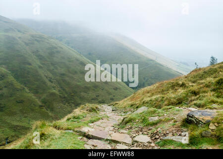 À la recherche d'un article de l'échelle de Jacob sur le Pennine Way. À travers la vallée, dans les nuages, sont les Cloughs, Kinder Scout. Peak District, Derbyshire, Royaume-Uni Banque D'Images