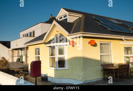 Maisons peintes de couleurs vives sur le front de mer de Borth, resort village au nord d'Aberystwyth, Ceredigion, pays de Galles, Pays de Galles, Royaume-Uni Banque D'Images