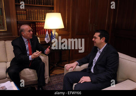 Athènes, Grèce. Feb 11, 2015. Le Premier ministre grec Alexis Tsipras (R) rencontre avec le président de l'OCDE, Angel Gurria, Jos¨¦ à Athènes, Grèce, le 11 février 2015. Quelques heures avant une réunion de la zone euro d'urgence le mercredi sur la crise de la dette grecque et d'un sommet européen jeudi, le premier ministre grec a envoyé un message clair aux créanciers internationaux de la Grèce que son gouvernement a l'intention de mettre en œuvre sa politique anti-sauvetage et programme politique anti-austérité. Credit : Marios Lolos/Xinhua/Alamy Live News Banque D'Images