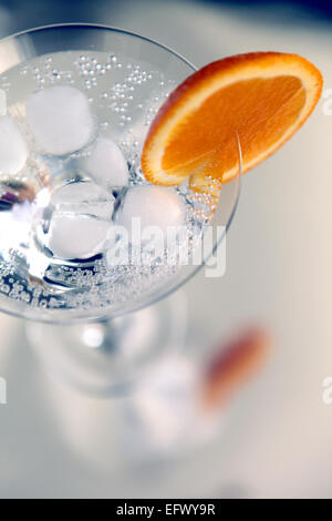 Cocktail décoré d'une tranche d'orange Banque D'Images