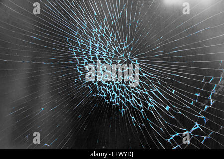 Éclats de verre cassé les fissures comme fond noir Banque D'Images