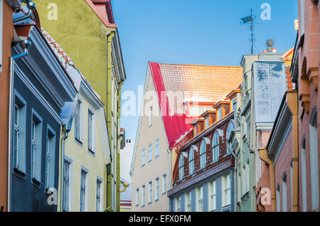 Ruelle de la vieille ville de Tallinn aux façades colorées Banque D'Images