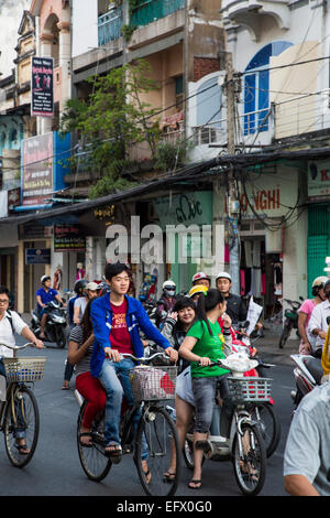 Les gens la bicyclette à Cholon (China Town), Ho Chi Minh Ville (Saigon), Vietnam. Banque D'Images