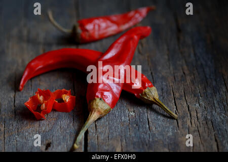 Piment rouge sur fond de bois Banque D'Images