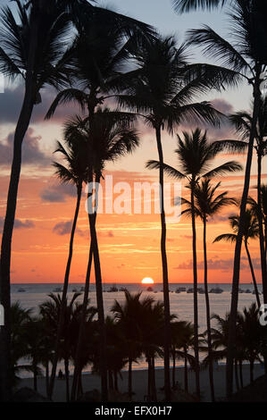 République dominicaine. Lever du soleil sur l'Atlantique, vue de Punta Cana Beach sur la côte est. 2015. Banque D'Images