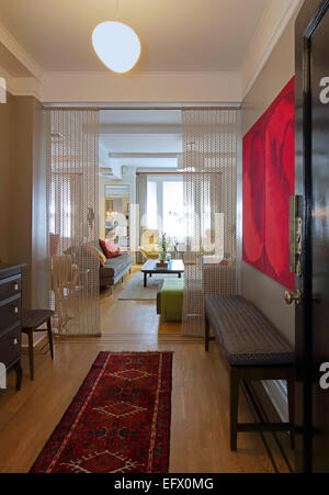 Manhattan pied-a-terre, New York, United States. Architecte : Gaita Interiors, 2014. Hall d'entrée de formulaire d'affichage qui sont Banque D'Images