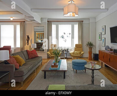 Manhattan pied-a-terre, New York, United States. Architecte : Gaita Interiors, 2014. Coin salon avec un mobilier éclectique. Banque D'Images