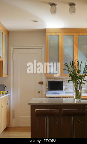 Manhattan pied-a-terre, New York, United States. Architecte : Gaita Interiors, 2014. Dans la cuisine sophistiquée, deux cha-éclectique Banque D'Images