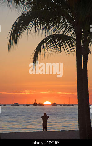 République dominicaine. Un touriste photographie du soleil levant à Punta Cana Beach. 2015. Banque D'Images