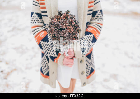 Bride holding bouquet de mariage faite de cônes de pin Banque D'Images